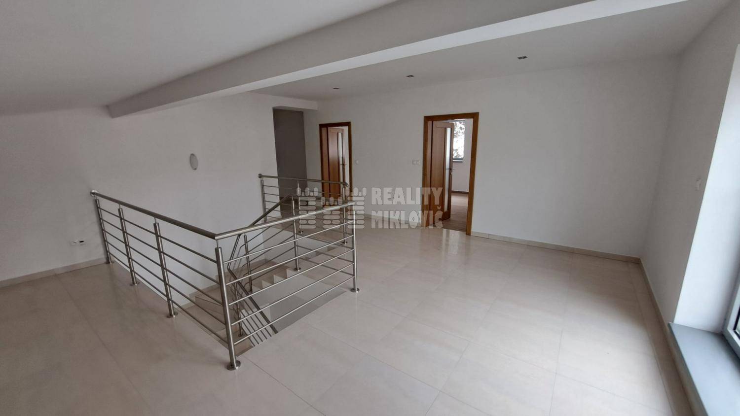 Priestory-kancelárie, služby, príp. bývanie a iné. Novostavba.