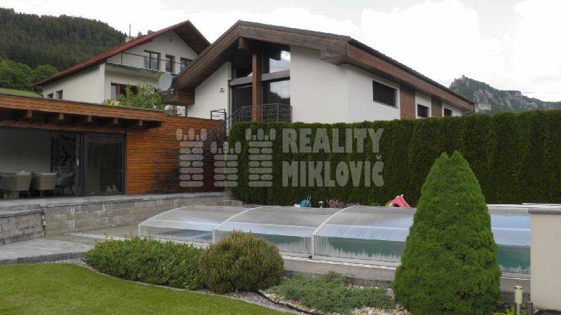 Ponuka - Na predaj - Zrekonštruovaný rodinný dom, bazén, sauna, letná kuchyňa, altán, zariadenie.